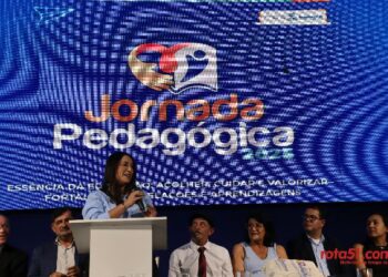 Deputada Claudia Oliveira faz pronunciamento muito sério durante a jornada pedagógica.