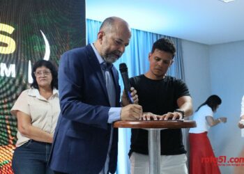Prefeito Robério Oliveira, reuniu nesta terça feira 18/02, com a imprensa e seguidores.
