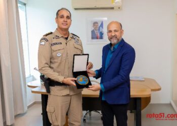 Deputada Estadual Cláudia Oliveira e o prefeito de Eunápolis, Robério Oliveira, são homenageados com medalha comemorativa pelos 200 anos da Polícia Militar da Bahia