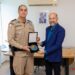 Deputada Estadual Cláudia Oliveira e o prefeito de Eunápolis, Robério Oliveira, são homenageados com medalha comemorativa pelos 200 anos da Polícia Militar da Bahia