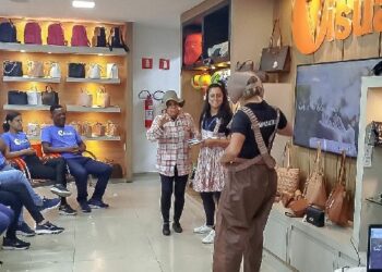 Agentes de Endemias realizam palestra e teatro na Loja Visual Modas