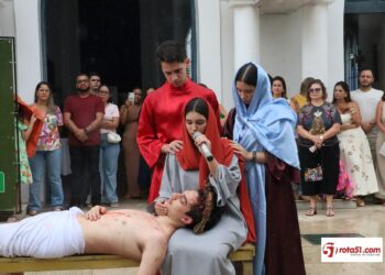 6ª FEIRA DA PAIXÃO, chuva impede procissão tradicional, mas o rito aconteceu na porta da Matriz.