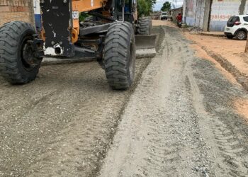 *Prefeitura de Eunápolis inicia preparação das vias para pavimentação no bairro Vila Olímpica*