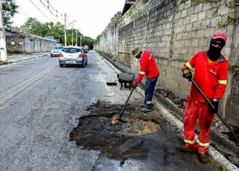 Prefeitura de Porto Seguro intensifica operação tapa-buracos na Avenida do Trabalhador, Praça da Família e bairros Mirante e Fontana