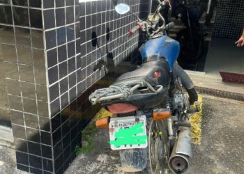 PMBA prende homem com drogas, arma de fogo e moto adulterada em Itamaraju