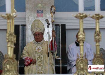 Autoridades comemoram o aniversário der 40 anos da paróquia, na missa, com fieis, padres e o bispo D. José Edson.