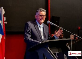 Prefeito Jânio Natal homenageia garis de Porto Seguro