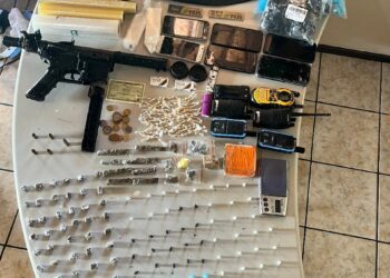 PMBA APREENDE SUBMETRALHADORA, COLETES BALÍSTICOS E DROGAS