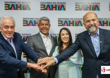Prefeito Robério Oliveira assina contrato para início das obras de esgotamento sanitário em Eunápolis