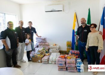 Solidariedade sobre rodas: colecionadores de carros antigos promovem doação de alimentos em Eunápolis