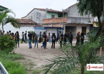 Alunos da Escola Arnaldo Moura Guerrieri treinam e fazem educação física na rua.
