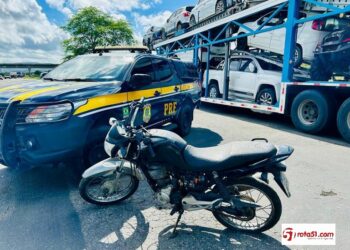 Apreensão de veículo furtado e pasta de cocaína, mais um trabalho da Polícia Rodoviária Federal.