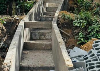 Prefeitura de Eunápolis executa obra de drenagem na Ladeira do Alecrim para melhorar infraestrutura urbana