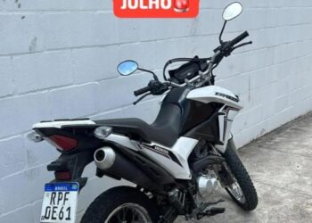 Câmera particular de segurança flagra trabalhador sendo assaltado ao chegar em casa.