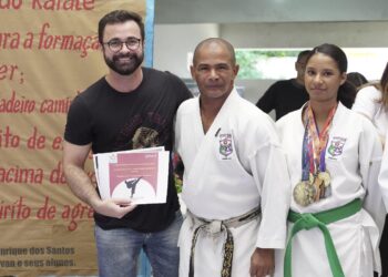 Karatecas são homenageados durante manhã esportiva no Colégio Municipal Álvaro Henrique