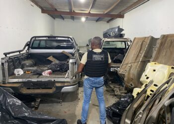 EUNÁPOLIS – POLÍCIA CIVIL DESARTICULA DESMANCHES CLANDESTINOS E PRENDE SUSPEITO DE LIDERAR REDE DE RECEPTAÇÃO, ADULTERAÇÃO DE VEÍCULOS E TRÁFICO DE ARMAS EM EUNÁPOLIS