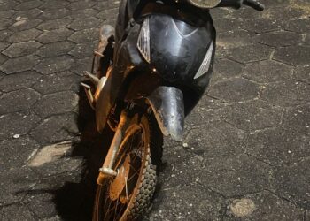 Ação da PM, recupera, moto roubada e prende homem com mandado em aberto.