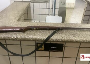 Polícia Militar prende homem armado por violência doméstica e apreende menor com cocaína em Teixeira de Freitas