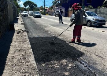 Operação tapa-buracos chega ao Arraial d’Ajuda