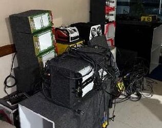 PMBA prende suspeitos e apreende drogas, arma e som em ocorrência de perturbação do sossego em Eunápolis*