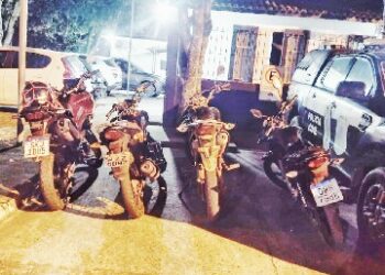 Polícia Militar prende dupla após série de roubos e recupera motocicletas e celulares em Teixeira de Freitas