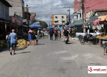 Trânsito nas feiras da cidade, um caos para quem está a pé.