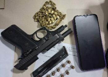 Polícia Militar apreende arma de fogo e motocicleta no bairro Castelinho, em Teixeira de Freitas; duas pessoas foram presas