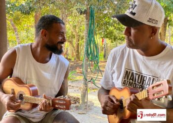Zinga Cavaco: acordes que transformam vidas de adolescentes em Caraíva