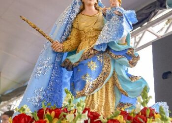 Multidão celebra Nossa Senhora d’Ajuda em missa solene e procissão