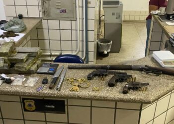 Polícia Militar prende suspeitos com quatro armas de fogo e mais de 6kg de drogas em Teixeira de Freitas