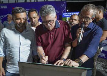 Prefeito Jânio Natal assina ordem de serviço para revitalização completa com arborização da Rua Pero Vaz de Caminha, no Centro