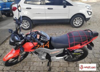 Policiais militares da 87ª CIPM, recuperam moto e apreendem drogas e traficantes.