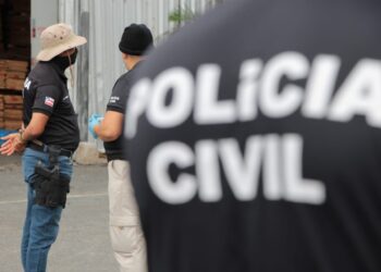 Suspeito de tráfico de drogas é preso em Vila Canária e submetralhadora da PM de São Paulo é apreendida