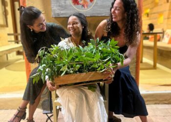 Cena do filme “Deixe-me Viver” valoriza as tradições das parteiras de Trancoso com parto humanizado na Casa da Glória