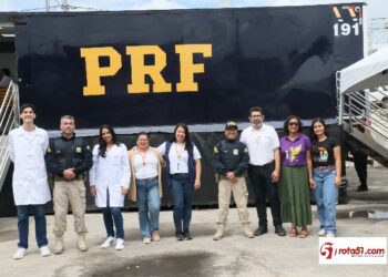 A POLÍCIA RODOVIÁRIA FEDERAL, estaciona a carreta da saúde em Eunápolis.