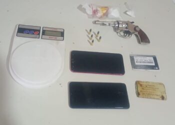 PMBA prende homem por tráfico de drogas e porte ilegal de arma de fogo no Bairro Paraíso Verde, em Alcobaça