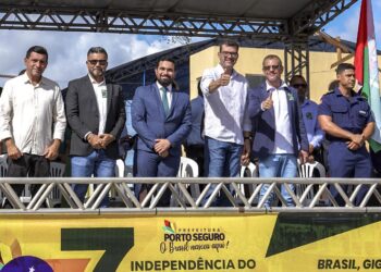 População vai às ruas assistir ao desfile da Independência, no Baianão
