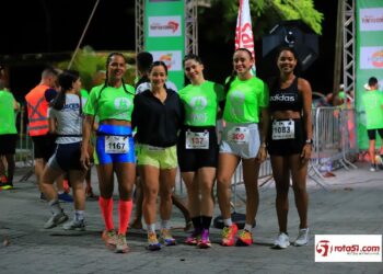 Elite Night Run Porto Seguro 2025 reúne mais de 600 atletas em noite de luzes, energia e superação