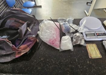 PMBA prende suspeita por tráfico de drogas no Bairro de Fátima em Itamaraju