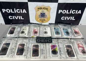 Celulares roubados e acessórios falsos, a Polícia Civil apreende tudo.