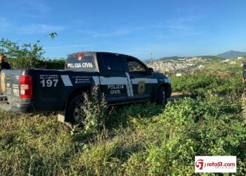 Polícia civil recupera celular roubado, prende gatuno e entrega aparelho à dona.
