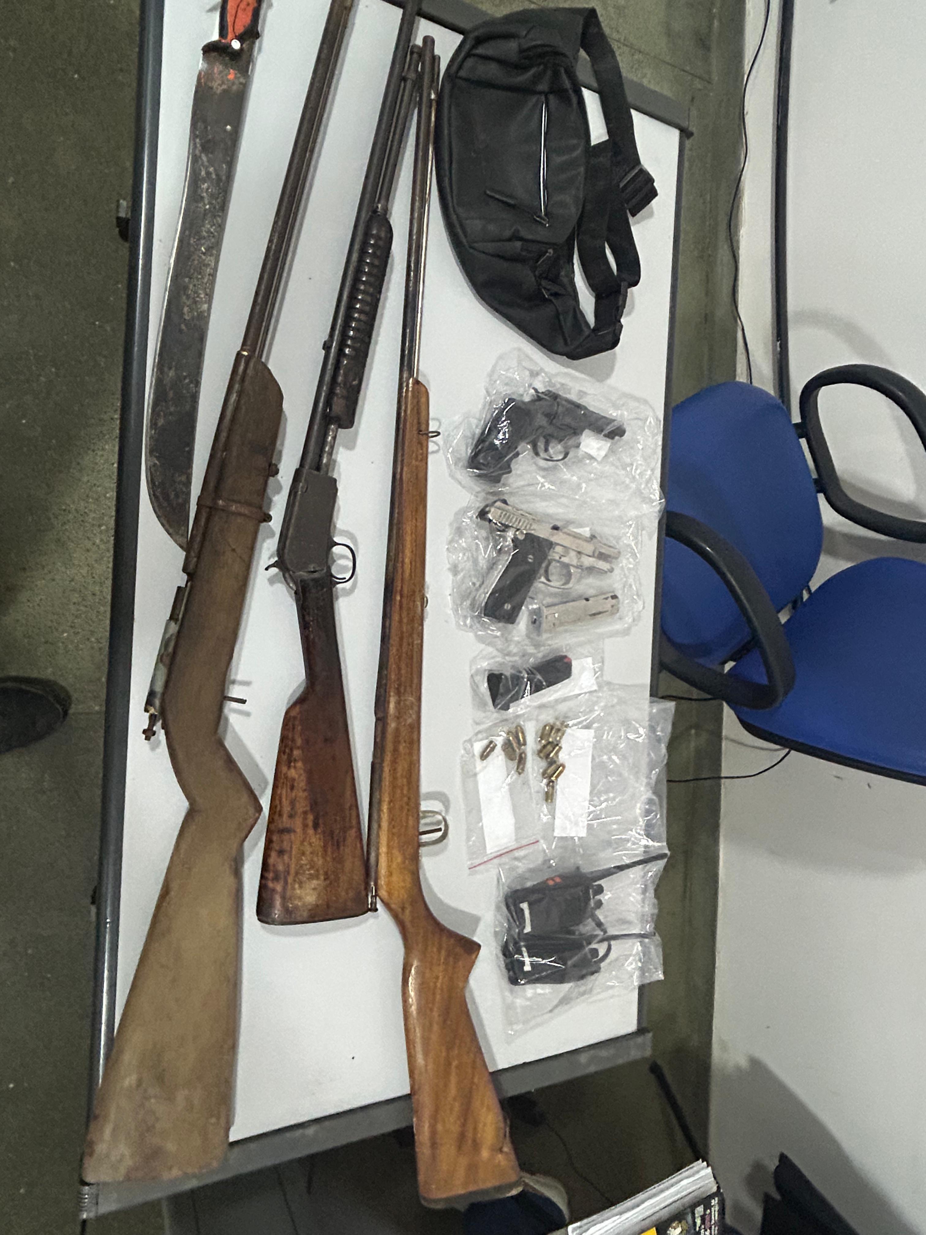 AÇÃO POLICIAL RESULTA NA APREENSÃO DE ARMAS E PRISÃO DE SUSPEITOS ENVOLVIDOS EM DUPLO Homicídio NO CÓRREGO DA BARRIGUDA EM ITAMARAJU