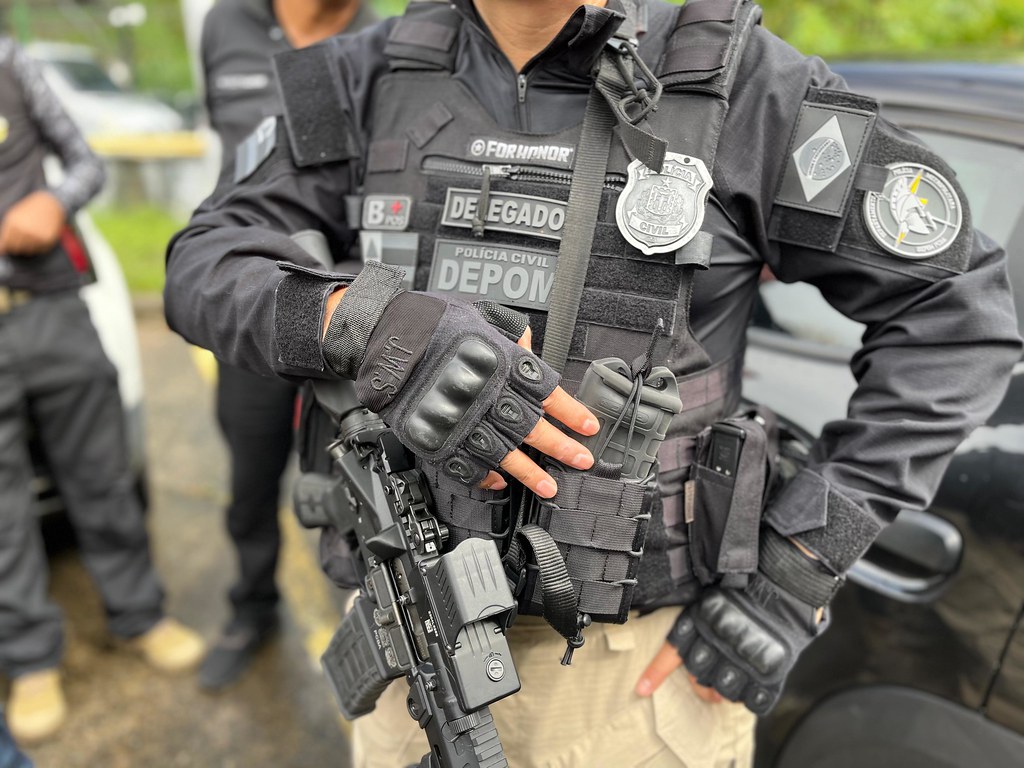 Casal que aplicou golpes milionários com revenda de veículos em Salvador é preso