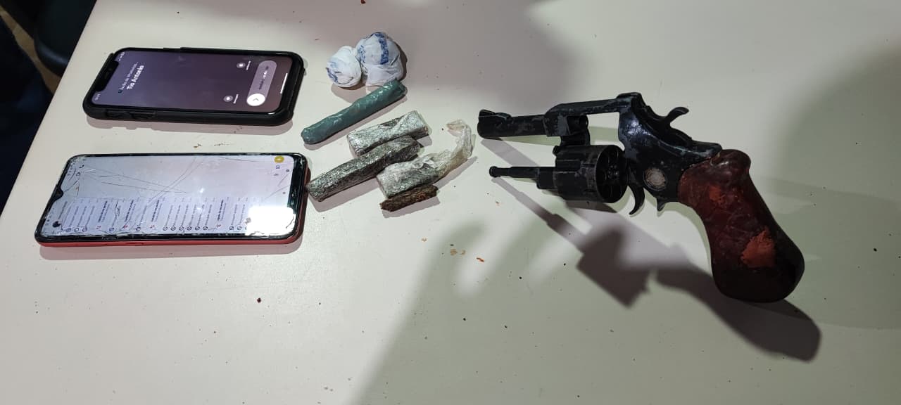 PMBA PRENDE CASAL COM DROGA E ARMA EM MEDEIROS NETO/BA