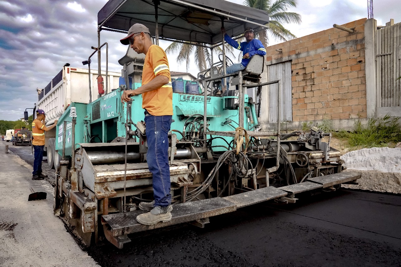 Asfaltamento da ciclovia do anel viário segue acelerado e rotatórias de segurança começam a ser implantadas na localidade