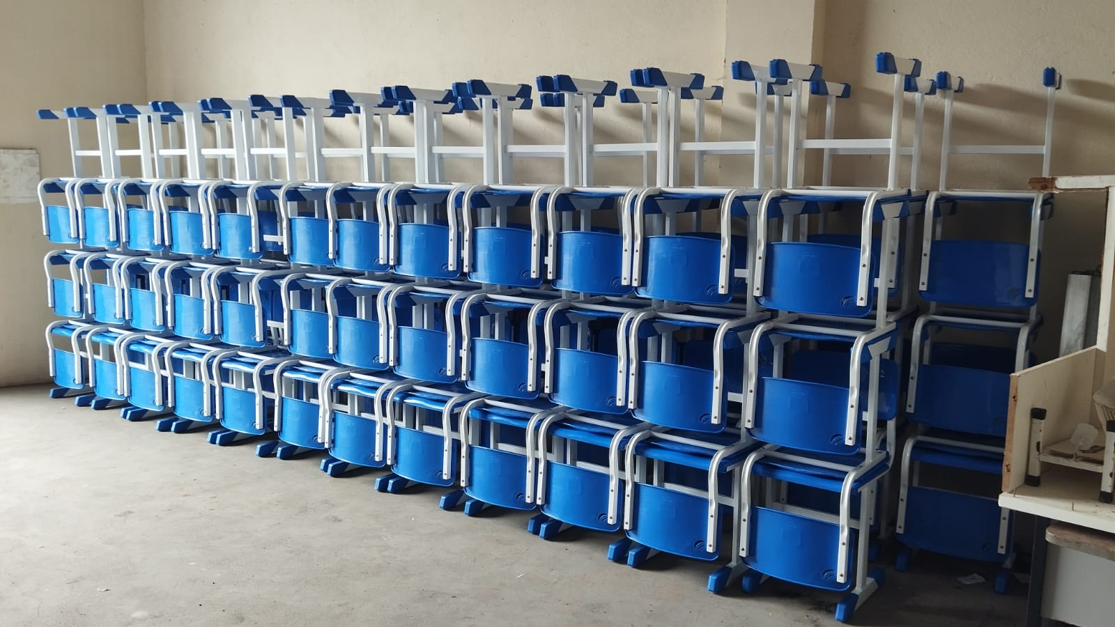 Escolas da rede municipal recebem novo mobiliário