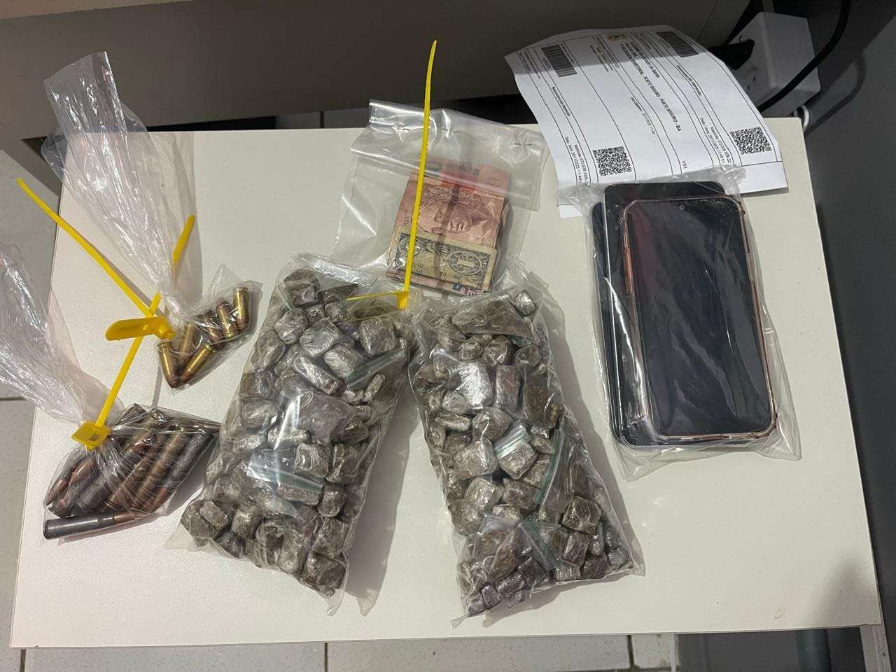 POLICIA CIVIL DA CUMPRIMENTO A PRISÃO PREVENTIVA E PRENDE HOMENS POR TRÁFICO DE DROGAS E POSSE DE ARMA DE FOGO OU MUNIÇÕES DE USO RESTRITO, NO AMBITO DA 2ª FASE DA OPERAÇÃO ULTIMO RASTRO.