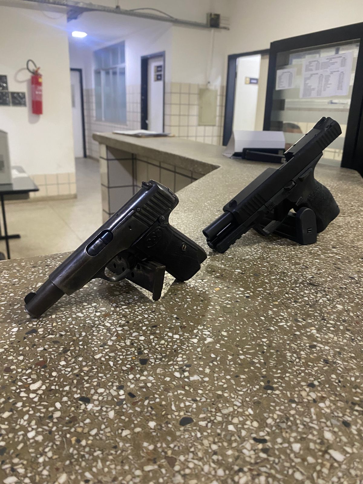 PM Apreende Armas em Medeiros Neto