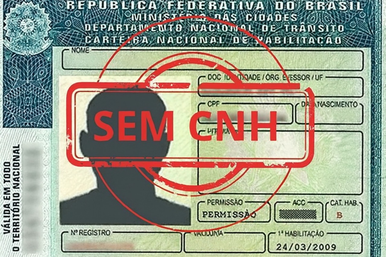 PMBA CONDUZ HOMEM À DELEGACIA APÓS ACIDENTE DE TRÂNSITO COM FUGA DO LOCAL EM ITAMARAJU