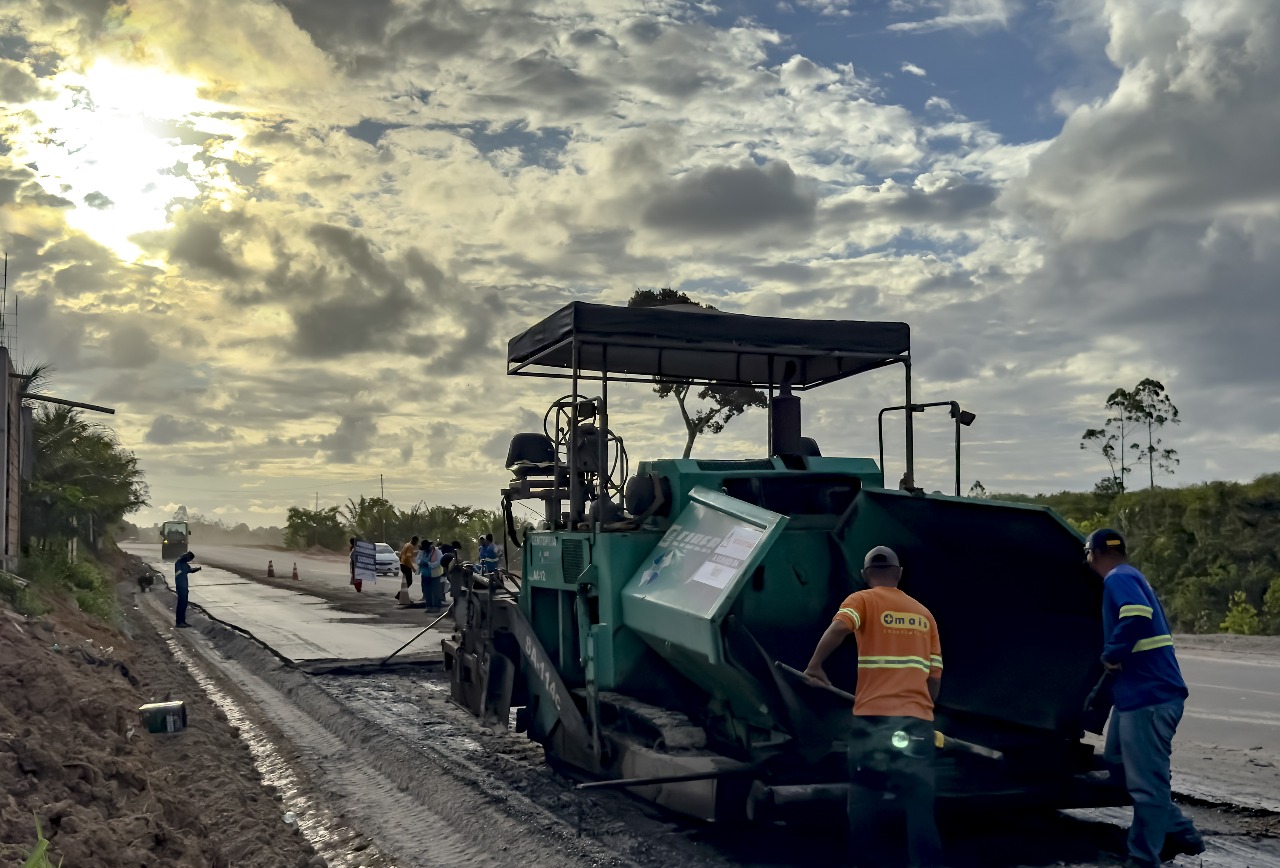Asfaltamento da ciclovia do anel viário segue acelerado e rotatórias de segurança começam a ser implantadas na localidade